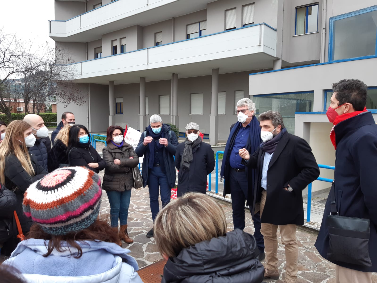 Chieti, sindaco Ferrara al presidio Asl: “Necessaria la tutela delle maestranze”