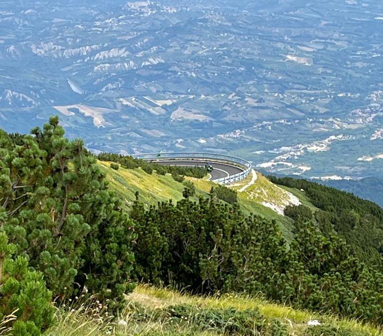 Riqualificata la strada che conduce al Rifugio Pomilio. I consiglieri Blasioli e Paolucci: “Vanto di Provincia e centrosinistra, le terrazze d’Abruzzo sono di nuovo raggiungibili in sicurezza”